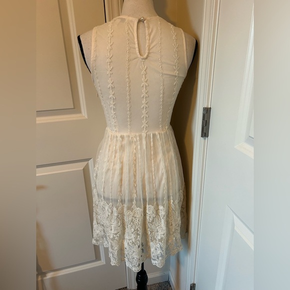 Elegant Cream Lace high neck Dress - Picture 4 of 6
